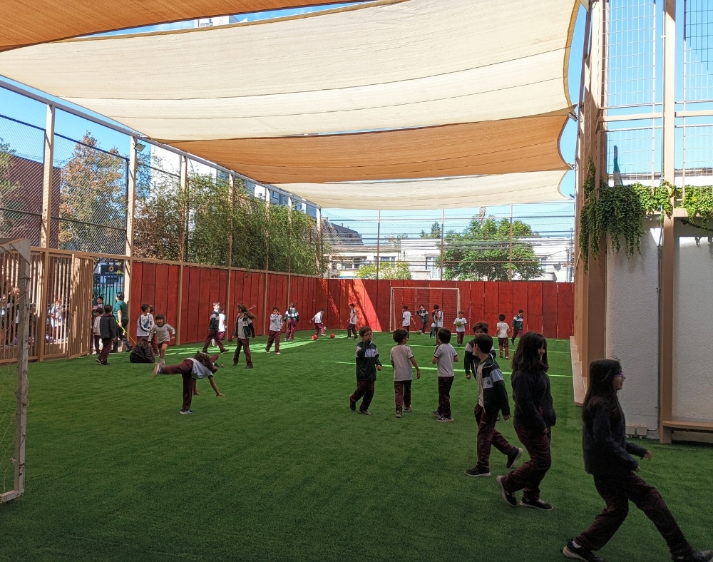 2025. Con la adquisición de un terreno adyacente, construimos más patios para nuestros estudiantes.