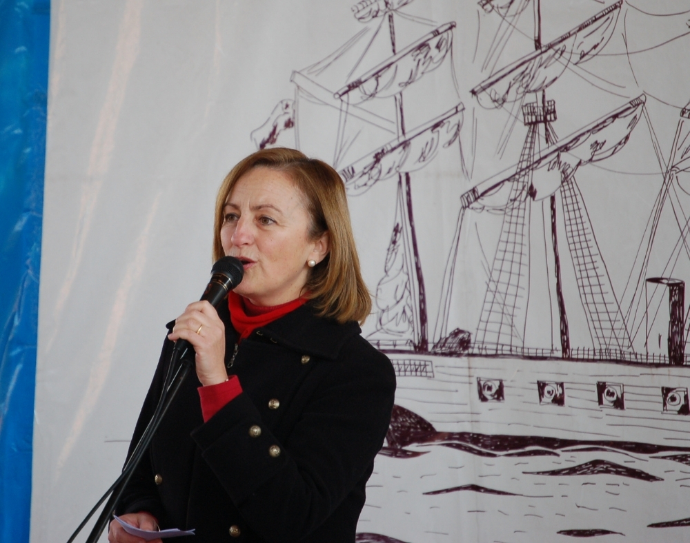 2006. Miss Pilar Bravo asume la dirección, liderando durante 18 años. Su gestión marcó el crecimiento del colegio: resultados académicos, un equipo consolidado y un proyecto formativo que hoy es nuestra identidad.