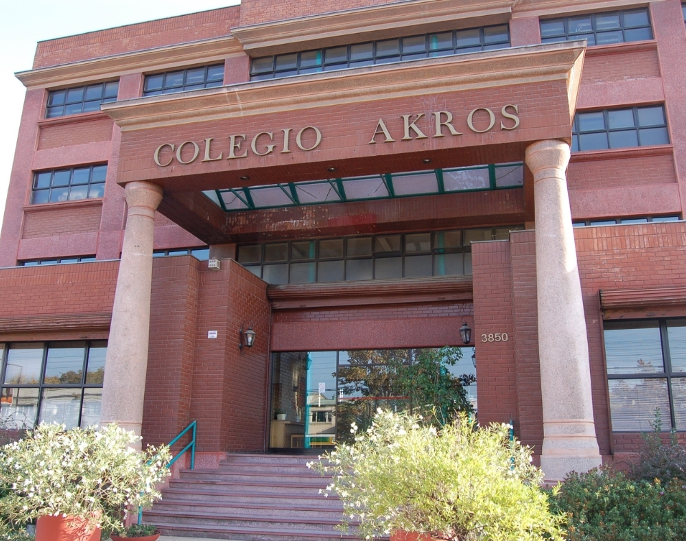 1995. Modernización de nuestro colegio. Se construye la fachada de pilares griegos.