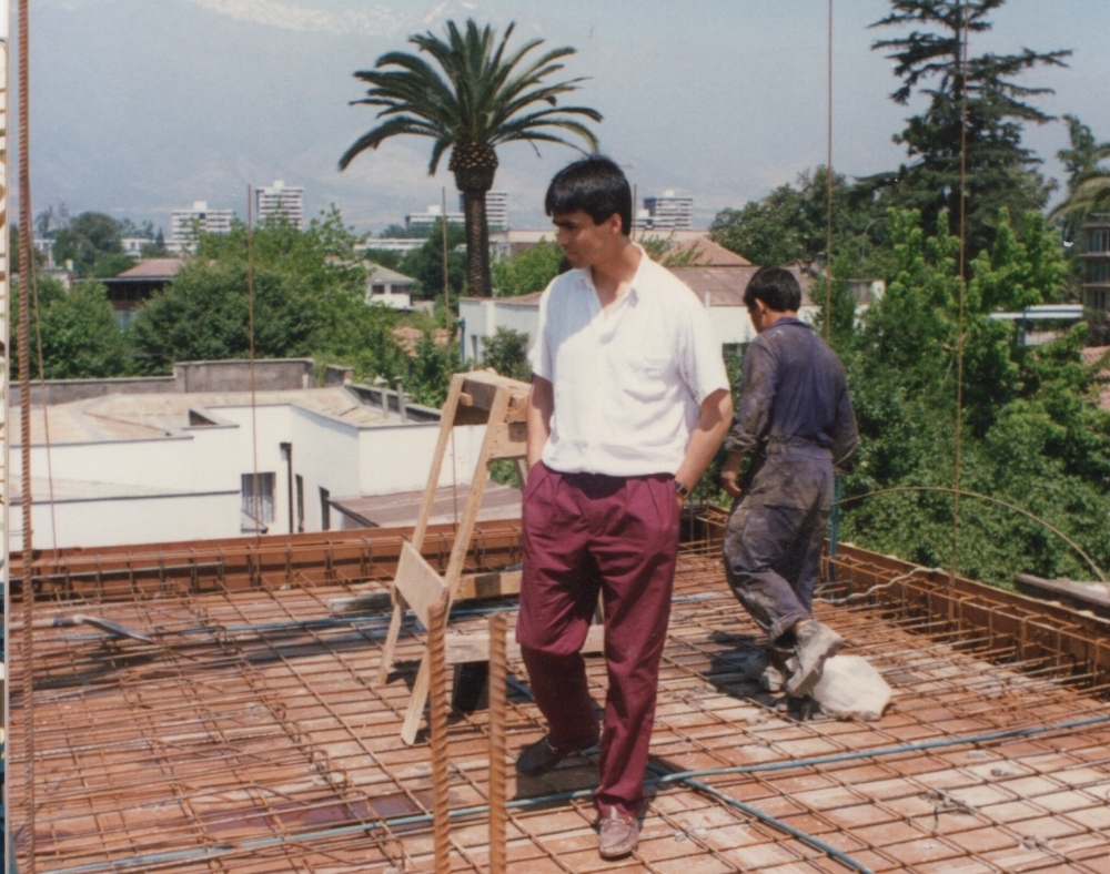 1988. El proyecto crece, los edificios principales toman forma. Una comunidad más grande, que necesita más espacio.